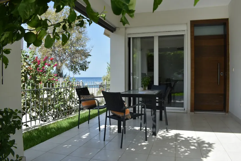 Kýma Seafront House - Image 1