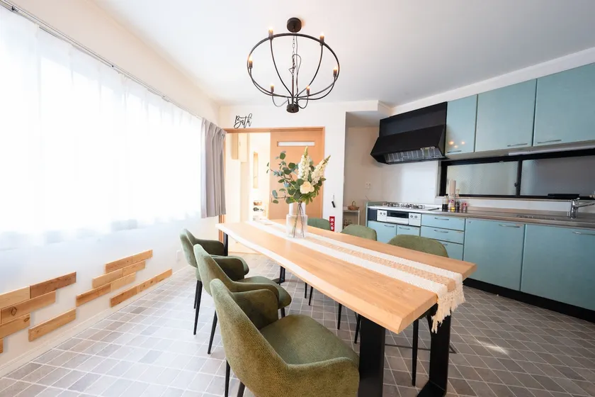 Entire building / Up to 13 people / 4 bedrooms / 2 bathrooms / 2 kitchens / 15-minute drive to Nagoya Station / Free parking for 2 cars - Image 1