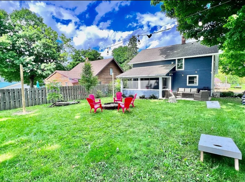 Modern Lakeside Cottage - Image 1