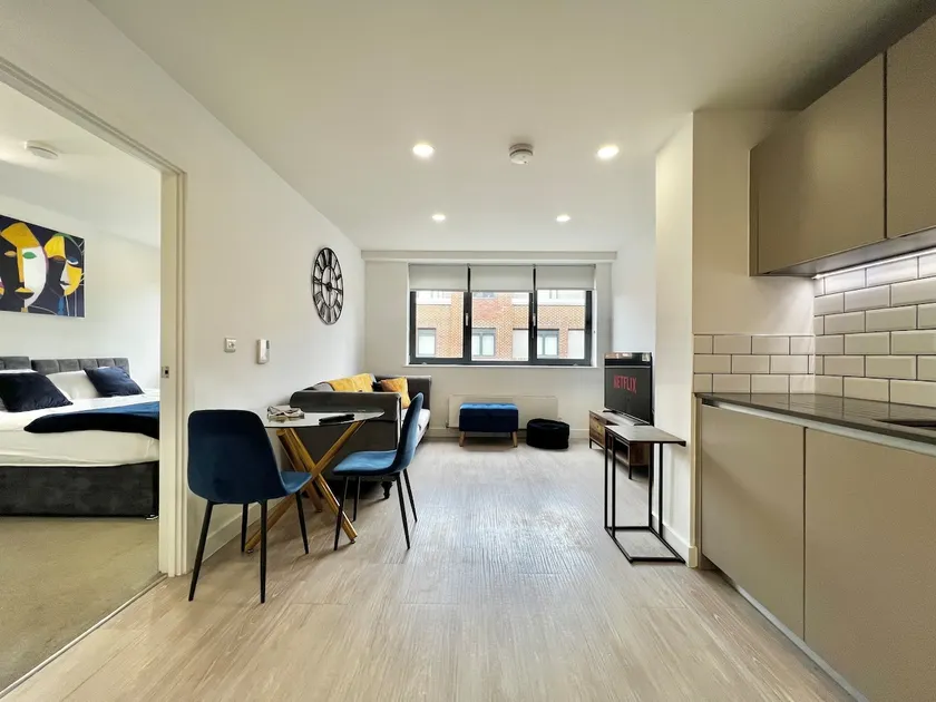 Luxury Central Apartment Bedford - Image 1