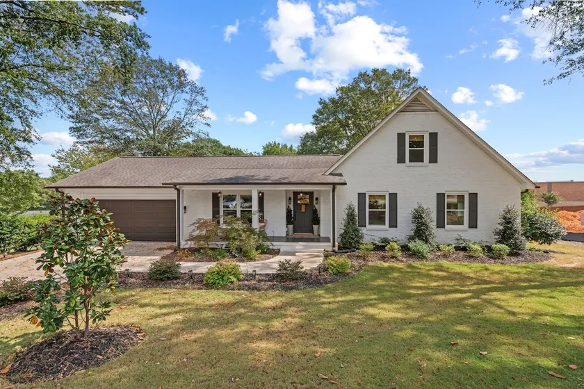 Upscale 4/3 Greer Retreat w/ Fire Pit 5 min to DT - Image 1