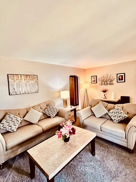 The Gladstone- Fireplace- Near YSU- Great Location - Image 1