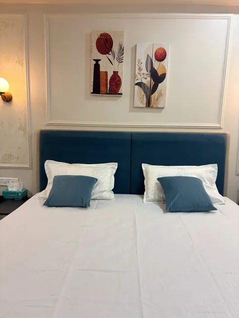 Cozy Room with Balcony Access - Image 1