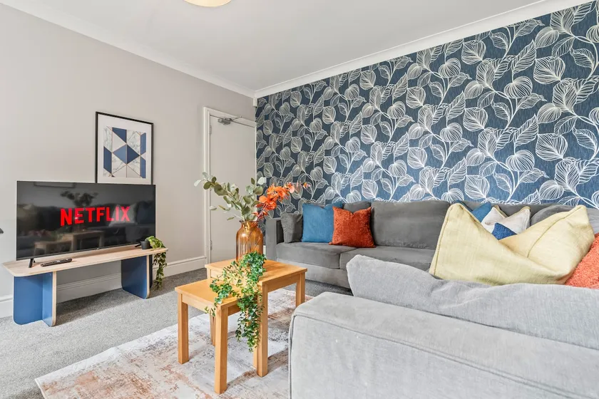 4BR Beeston Contractor Stay - Sleeps 8 with Parking - Image 1