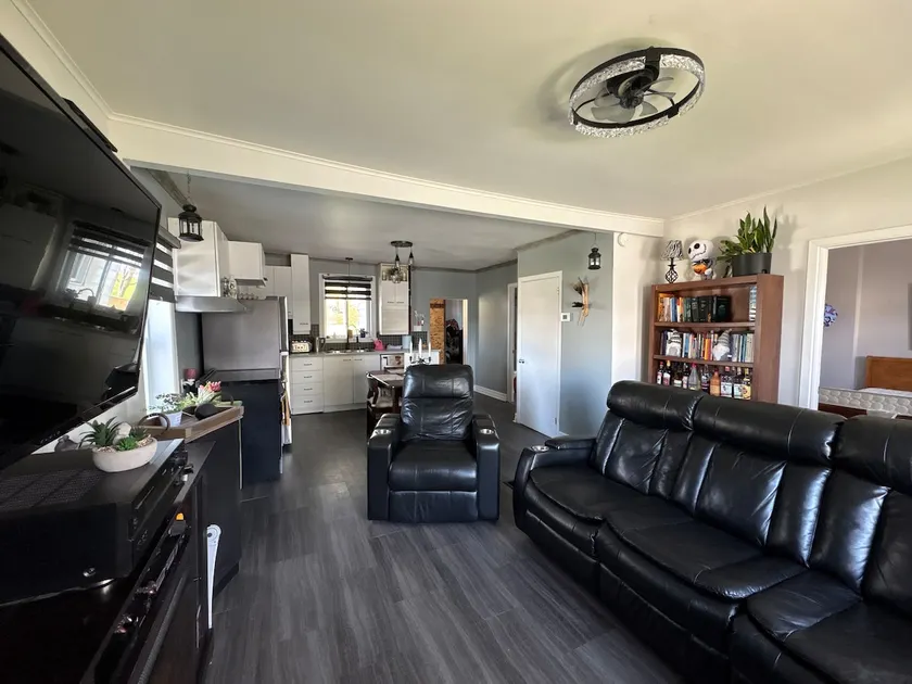 Full 1 bedroom apartment with double bed. - Image 1