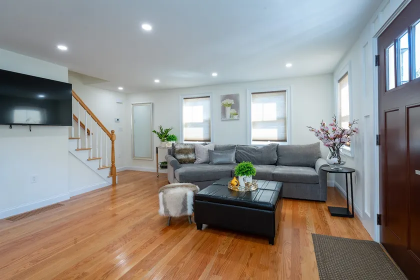 Elegant 4BR Home Yard 4 Parking in Dedham - Image 1