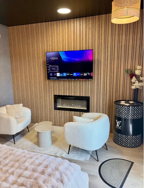 Opalys Spa • Suite with Hot Tub. - Image 1