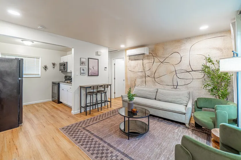 Designer Living Pet-Friendly UNR 2BR 1BA - Image 1