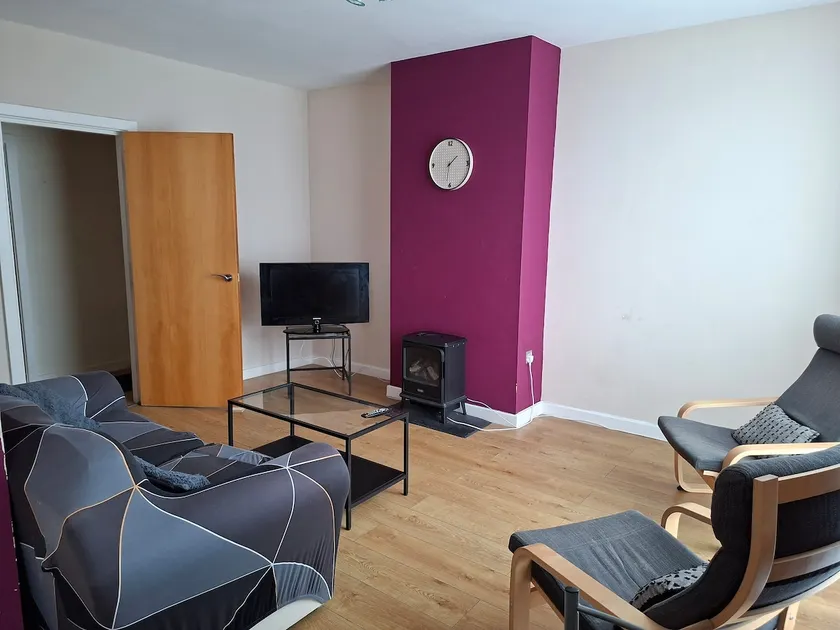 Quiet 2 bedroom flat in Darlington with free parking, wi-fi and more - Image 1