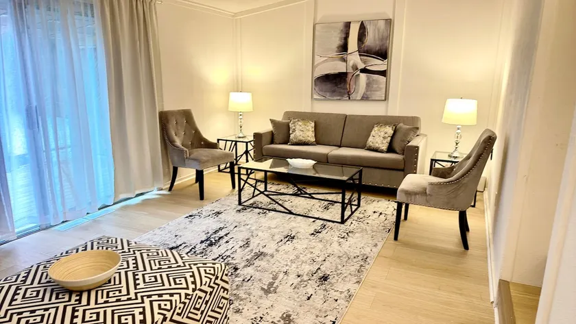 Bright & Cozy Retreat Near Shops & Subway - Image 1