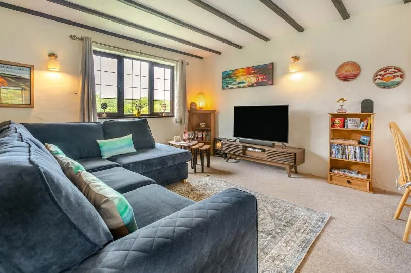 The Hide - 2 bed cottage, pool, close to beaches - Image 1