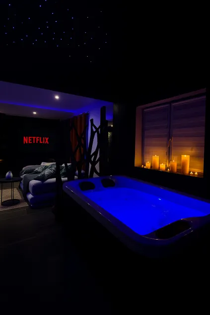 Private Jungle Spa Suite - Jacuzzi - Sauna - Image 1