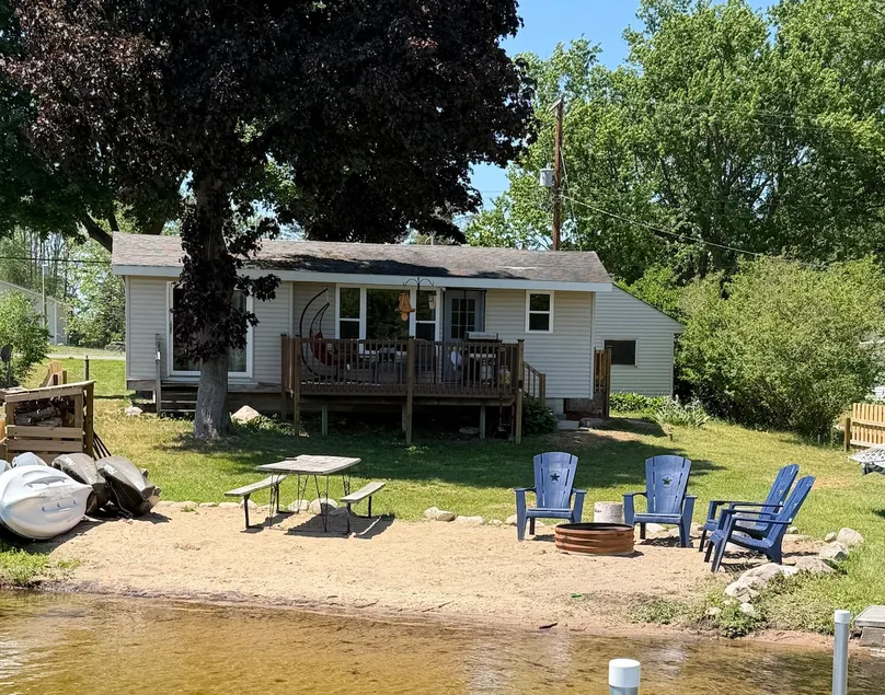 Lakeside Cottage- Waterfront, Paddle, Fish & Relax - Image 1