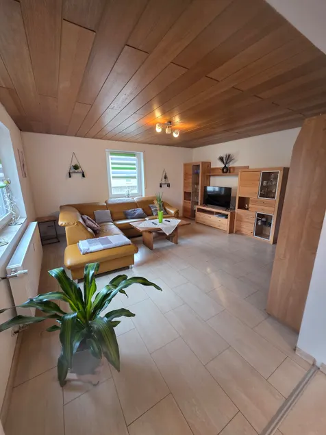Beautiful bright 3.5 bedroom apartment. About 90 m² - Image 1