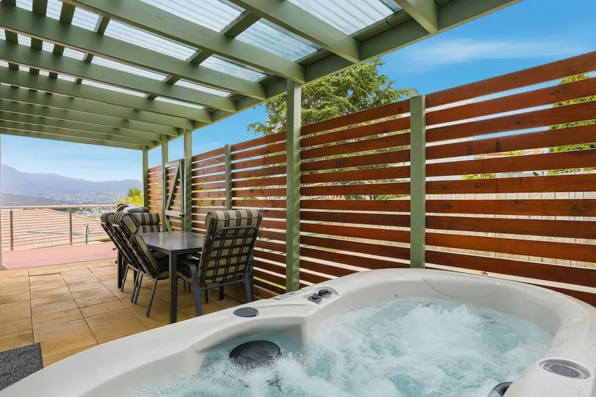 Riverview Townhouse Retreat - Image 1