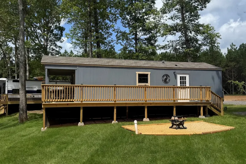 Deluxe Cabin on Pond Sleeps 4 ~Wi-fi ~Smart TV~Pet - Image 1