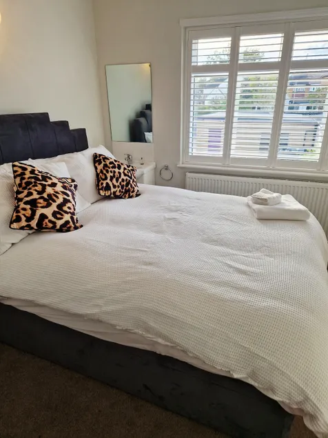Beautiful & Spacious 6 bedroom house - Image 1
