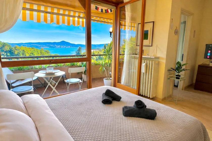 Lake VIEW! with Park, WiFi and Private Parking! - Image 1