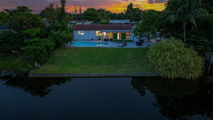 Luxe Coastal Escape Water Front - Heated pool - Image 1