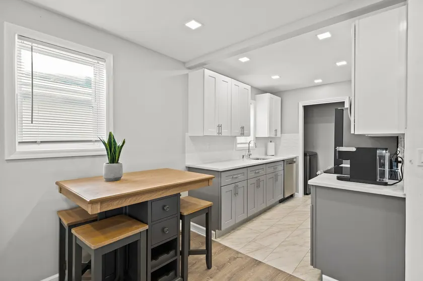 Spacious 4BR Home Near Hospitals • FREE Parking - Image 1