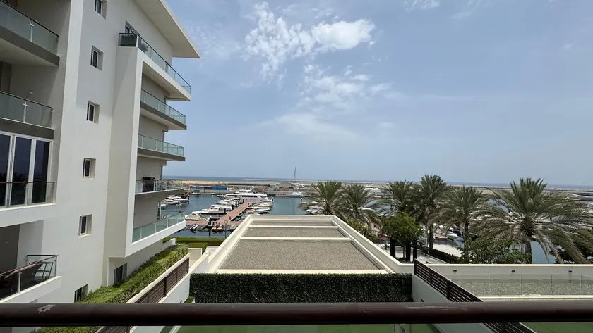 Marina view luxury apartment - Image 1