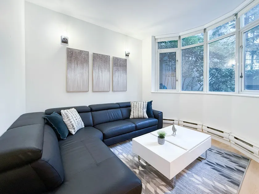 Modern 2-Level 3BR 2.5BA Townhome in Coal Harbour - Image 1