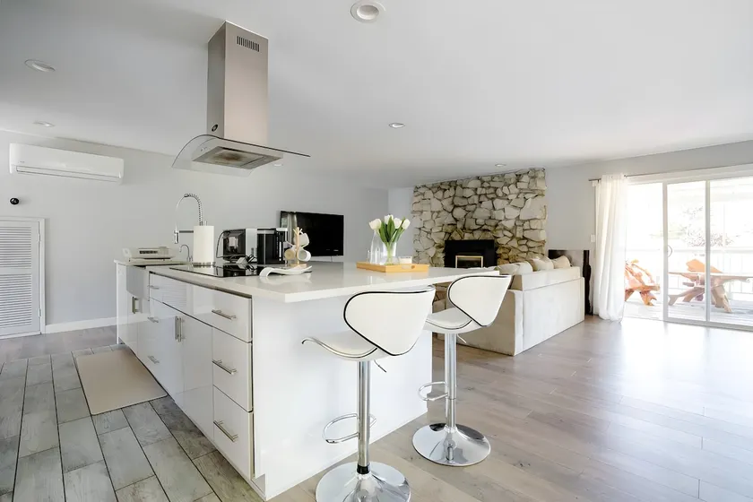 Modern Comfort Near Airport & Downtown - Image 1