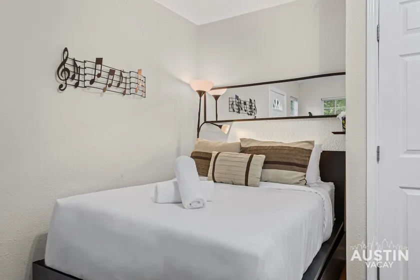 Relax on Riverview 1 Block to Lady Bird Lake - Image 1