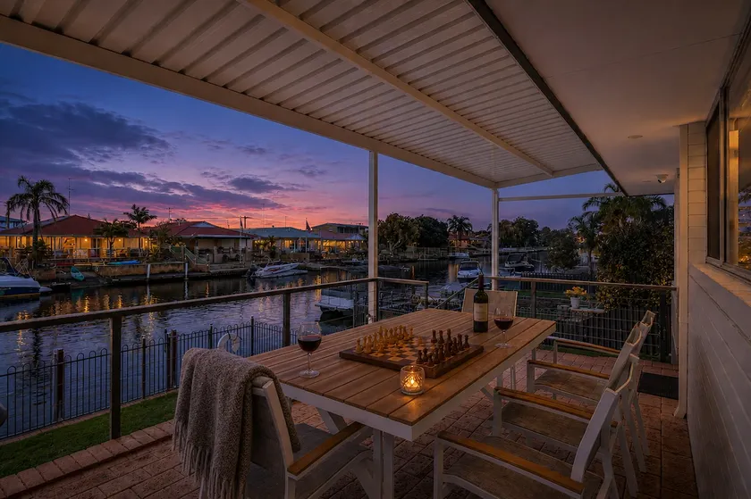 The Jetty House + waterfront canals + dogs - Image 1