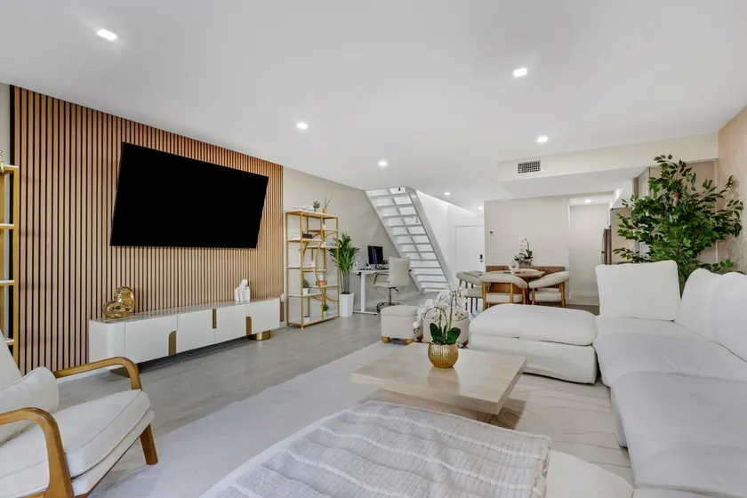 3 min drive to Beach & Mercato | Chic Naples house - Image 1