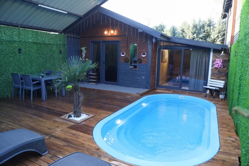 Heated pool and jacuzzi/Yeşilköy Accommodation - Image 1