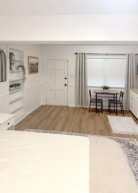 Private Studio| Workspace | Onsite washer dryer - Image 1