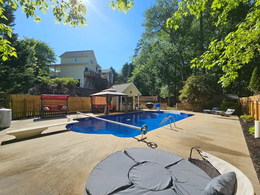 Putt & Plunge Manor - Image 1