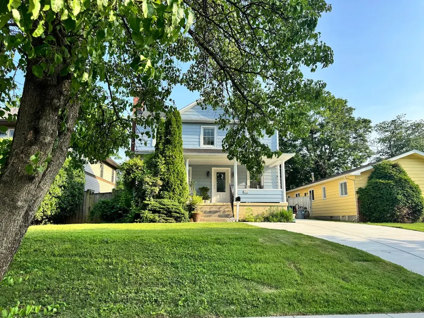 Conveniently located in a lovely cozy neighborhood - Image 1