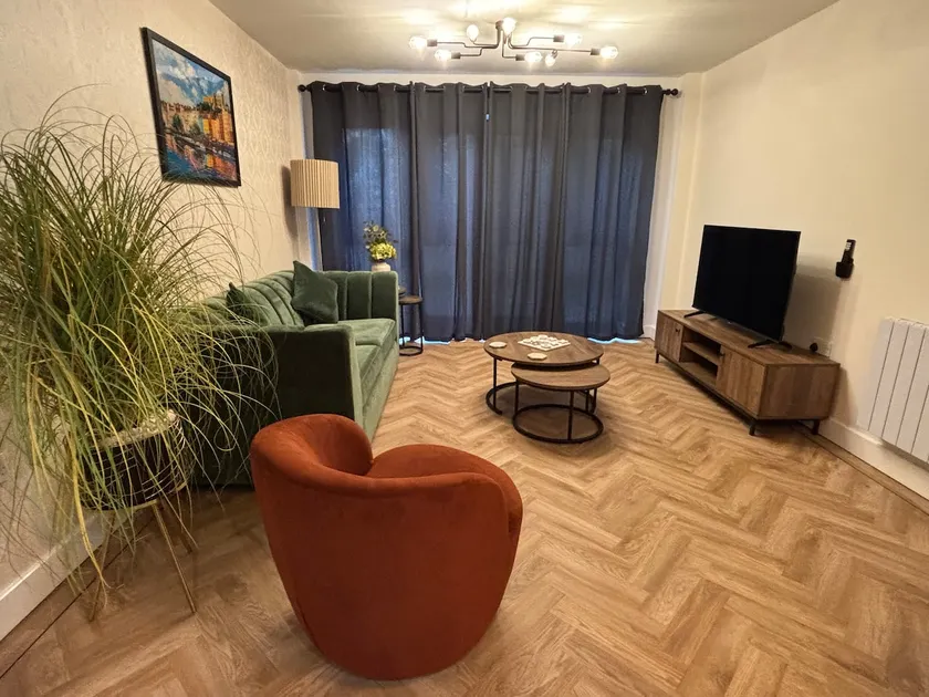 2 Bedroom City Centre garden flat with 1 Secure Parking space - Image 1