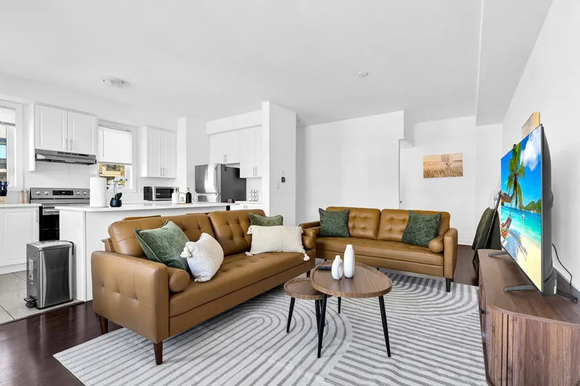 Exquisite Stoney Creek 3BR Home_QEW + Arenas - Image 1