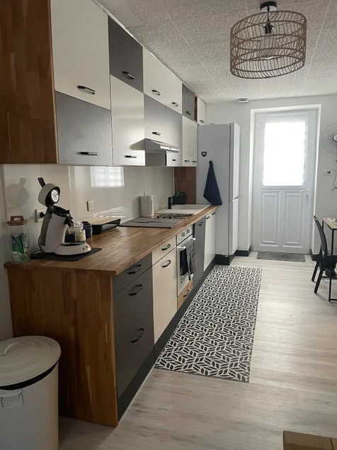 House with parking - Image 1
