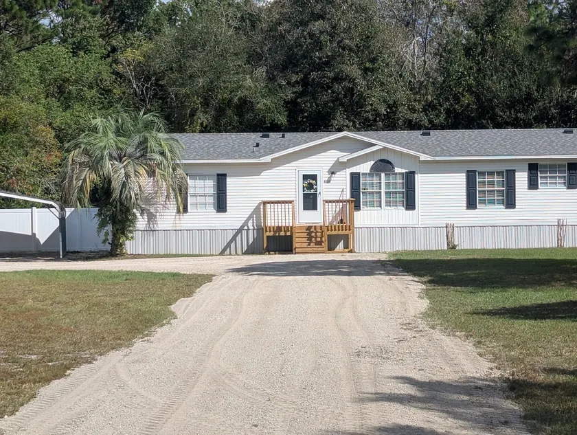 Spacious cozy home with tiki bar and bonfire area - Image 1