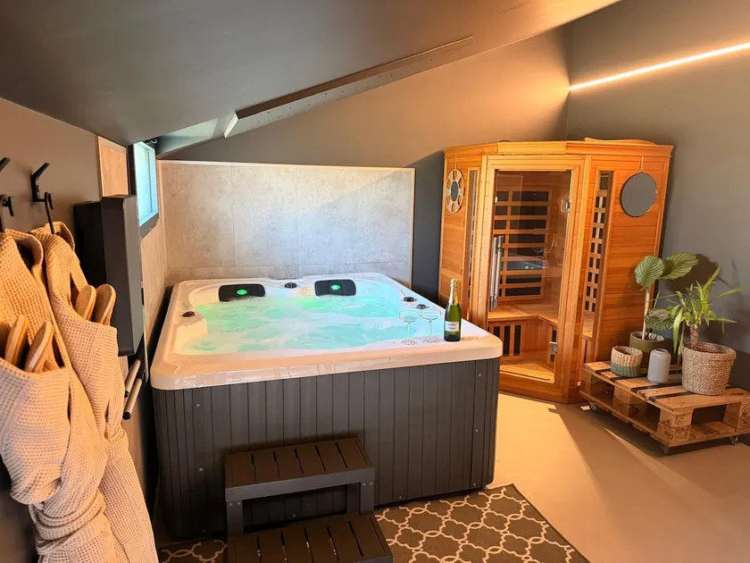 Napoléon | Hot Tub, Sauna & Getaway for Two - Image 1