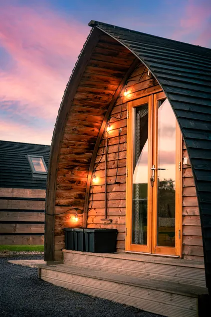 Cosy, Pet Friendly Pod with lake view 4 - Image 1