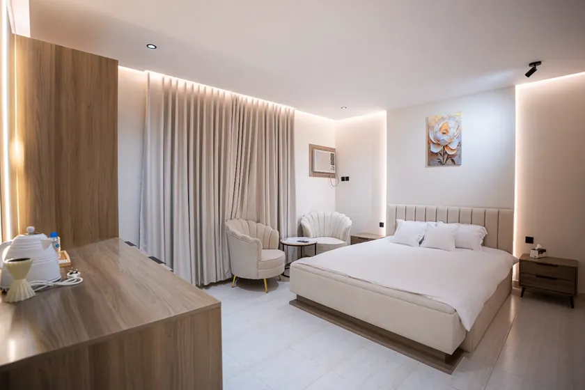 6: Quiet studio, room and bathroom - Image 1