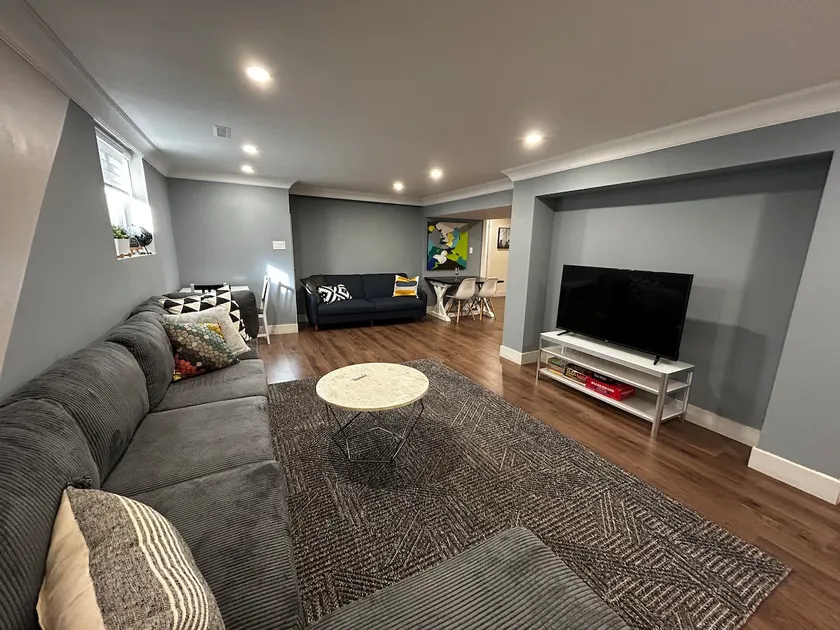 Spacious 1BR Modern Suite | Near Hamilton Airport - Image 1