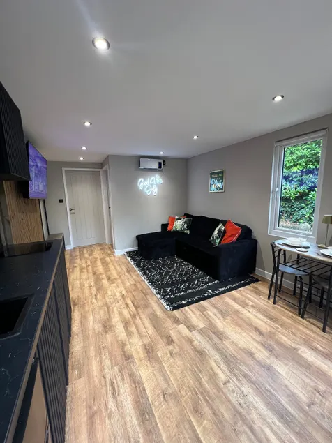 Leeds Airport & Trinity Uni Lodge - Image 1