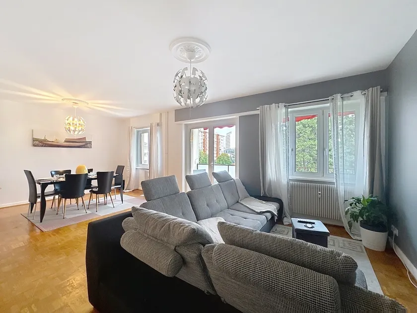 Modern accommodation for up to 6 people with parking - Image 1