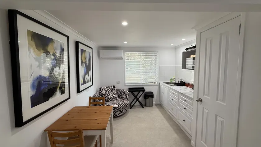 1BR unit w/ lounge & kitchenette, private entry - Image 1