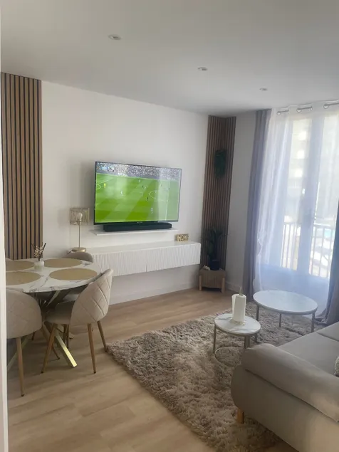 Apartment Jacuzzi (Bein sports/Netflix) - Image 1