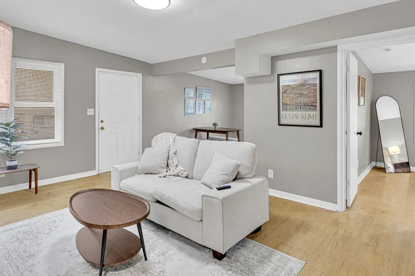 Nice and cozy one bedroom top half duplex. - Image 1