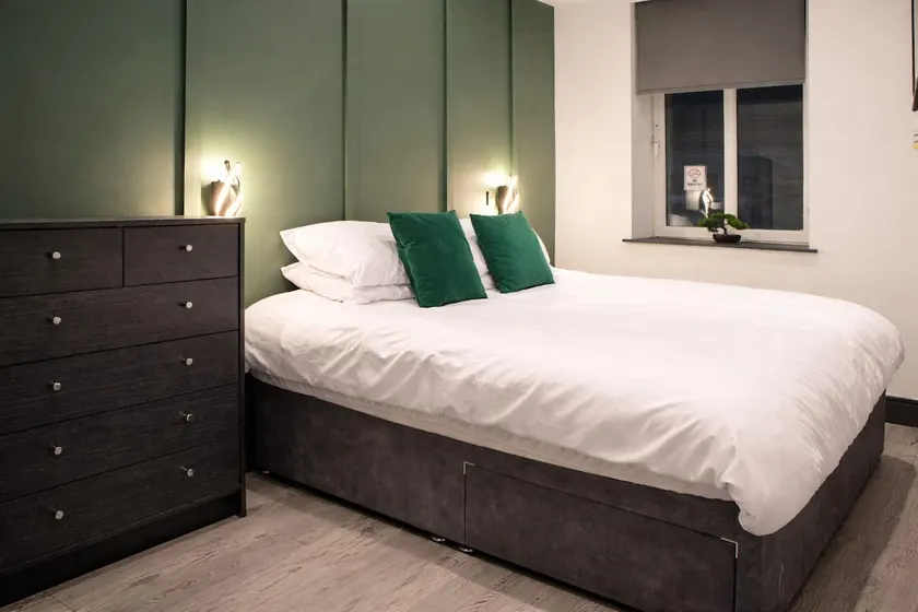 Central Bradford | Super King bed | Close Parking - Image 1