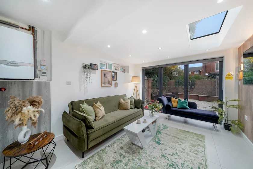 Stylish 4BR House with Garden and Free Parking in Ealing - Image 1