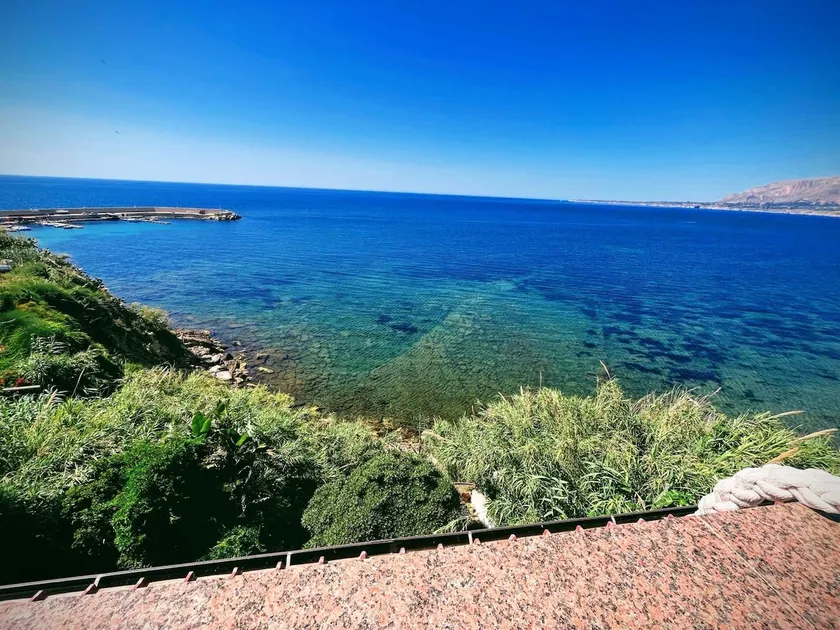 Penthouse overlooking the sea - Image 1